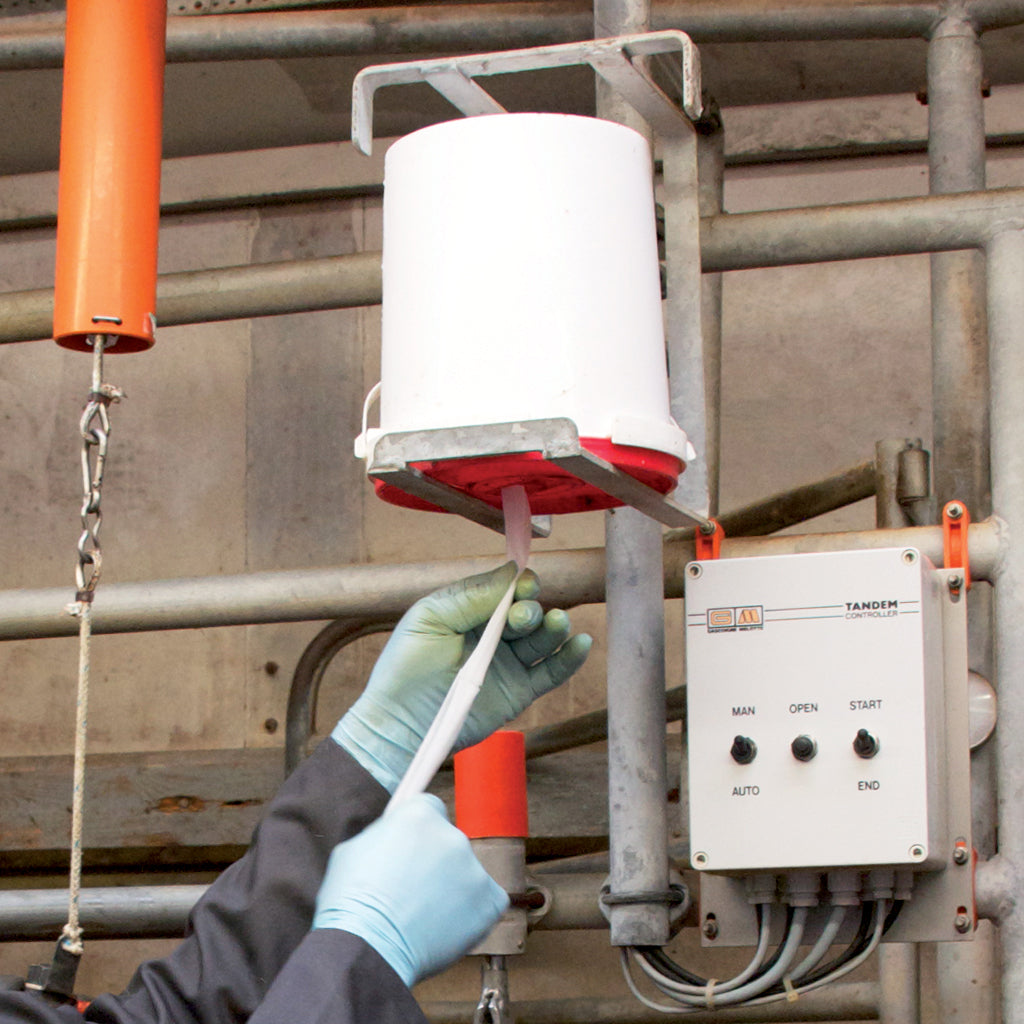 MS Lavettes pre-milking udder wipes in use